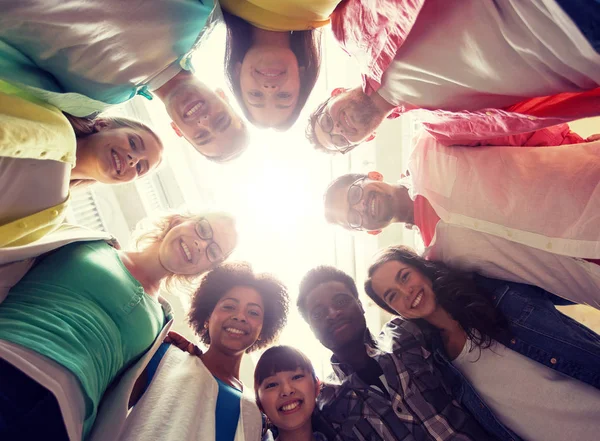 Grupo de estudantes internacionais em pé em círculo — Fotografia de Stock