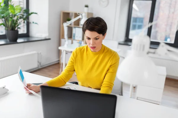 Mujer de negocios con computadora portátil en la oficina —  Fotos de Stock