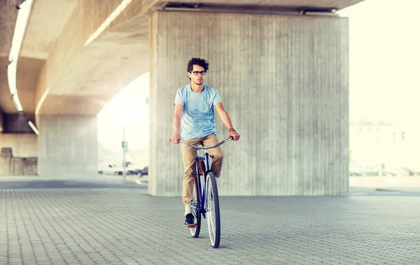 Hombre joven hipster montar bicicleta de engranaje fijo — Foto de Stock