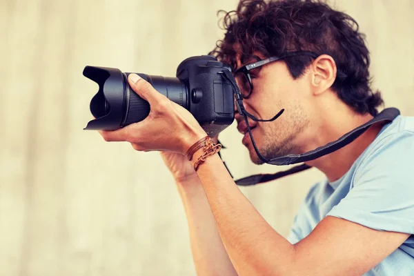 Fotograf z kamery fotografowania z bliska — Zdjęcie stockowe