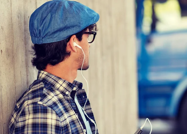 Man with earphones and smartphone listening music — Stock Photo, Image