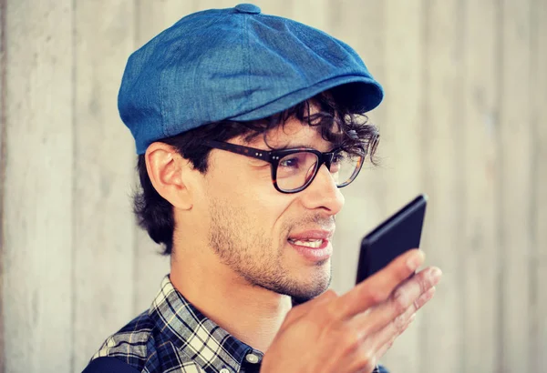 Mann nimmt Stimme auf oder telefoniert mit Smartphone — Stockfoto