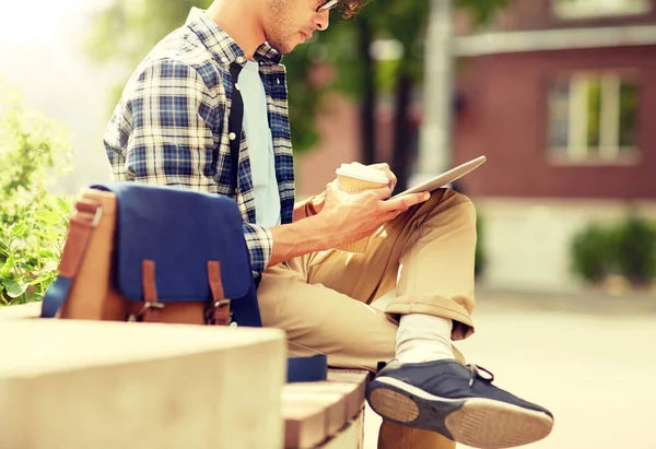 Hombre con la tableta PC y café en el banco de la calle de la ciudad — Foto de Stock