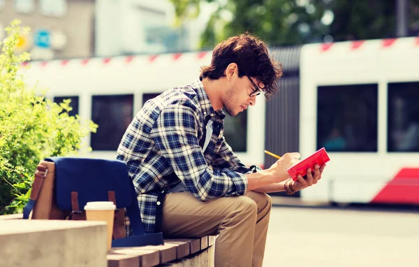 Man met laptop of dagboek schrijven op stad straat — Stockfoto