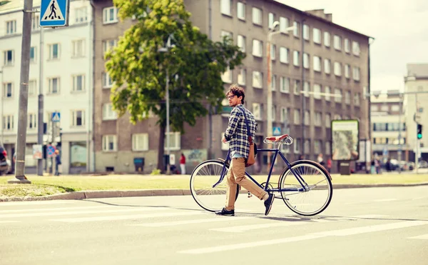 Junger Mann mit Fahrrad mit festem Gang auf Fußgängerüberweg — Stockfoto