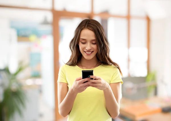Mujer joven o adolescente utilizando el teléfono inteligente — Foto de Stock