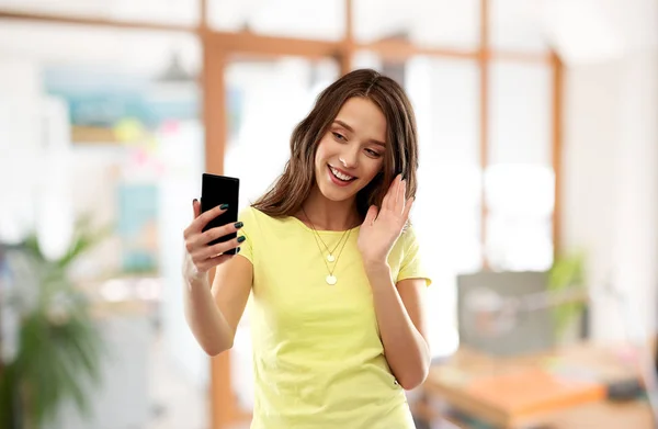 Sorrindo adolescente tendo vídeo chamada smartphone — Fotografia de Stock