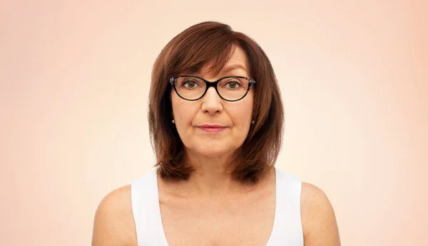 Retrato de mujer mayor en gafas sobre blanco — Foto de Stock