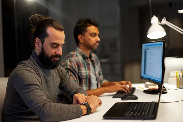 Homme créatif avec smartwatch travaillant au bureau — Photo