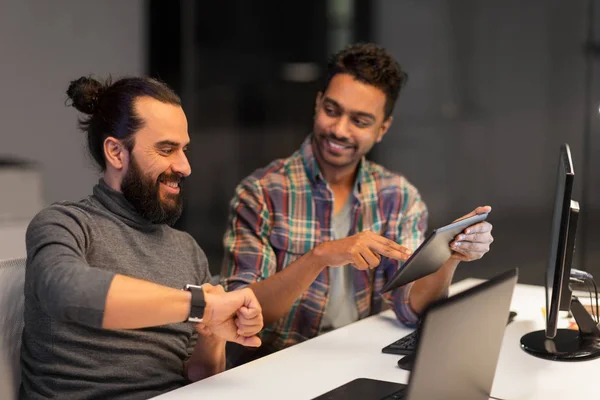 Kreativteam mit Tablet-PC arbeitet im Nachtbüro — Stockfoto