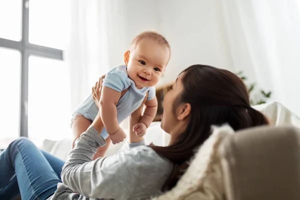 Lycklig mor med liten son hemma — Stockfoto