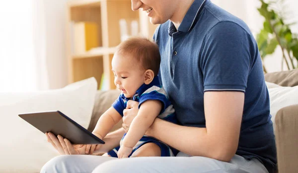 Ευτυχισμένος πατέρας και γιος του μωρού με το tablet pc στο σπίτι — Φωτογραφία Αρχείου