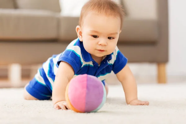 Dulce poco asiático bebé niño jugando con juguete bola — Foto de Stock