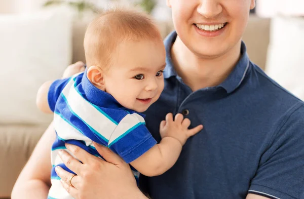 Happy baby son med far hemma — Stockfoto
