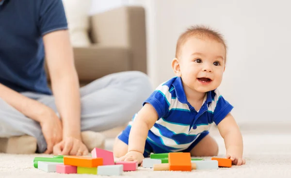 Menino com pai jogando blocos de brinquedo em casa — Fotografia de Stock