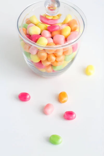 Закрыть стеклянную банку с цветными каплями конфет — стоковое фото