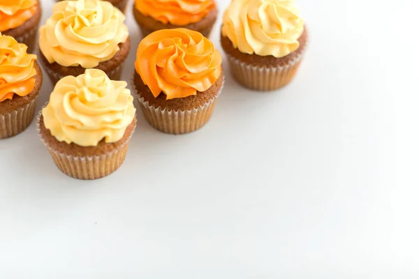 Cupcakes com cobertura no fundo branco — Fotografia de Stock