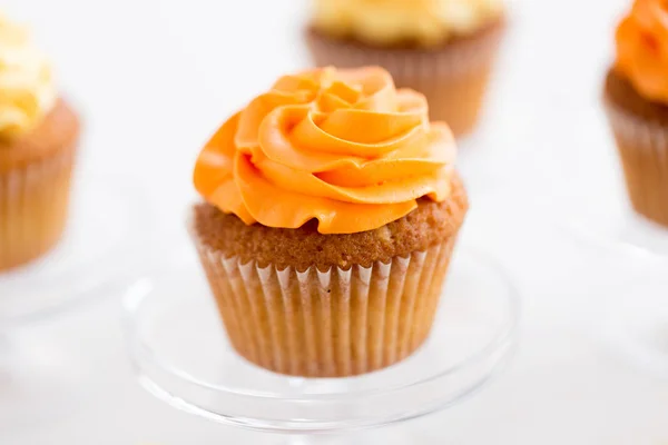 Cupcake with frosting on confectionery stand — Stock Photo, Image