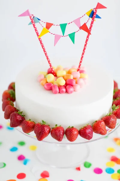 Primer plano de pastel de cumpleaños con guirnalda en el stand — Foto de Stock