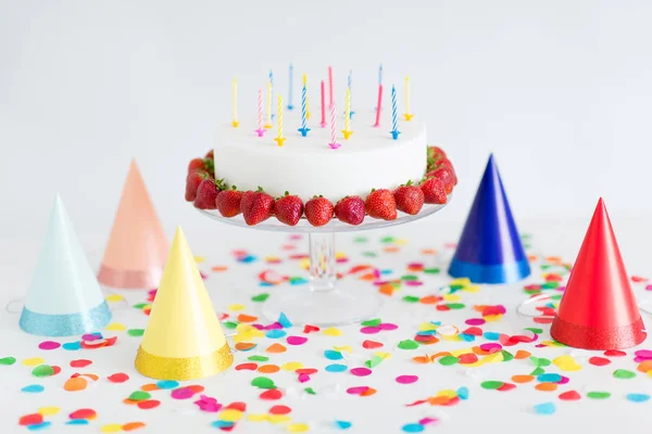 带蜡烛和草莓的生日蛋糕 — 图库照片