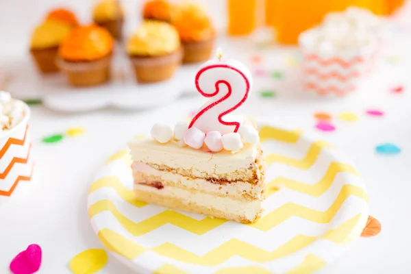 Pedaço de bolo na placa na festa de aniversário — Fotografia de Stock