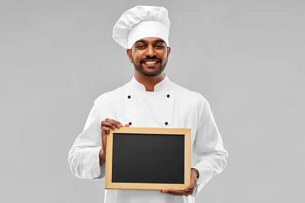 Feliz macho indio chef en toque con pizarra —  Fotos de Stock