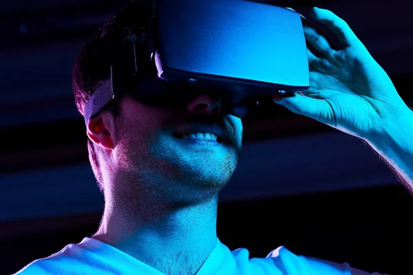 Людина в гарнітурі віртуальної реальності або окулярах vr — стокове фото