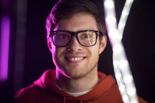 Porträt eines Mannes mit Brille über Neonlichtern — Stockfoto