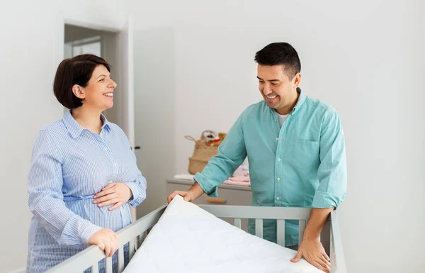 Familie paar regelen kinderbedje met matras — Stockfoto