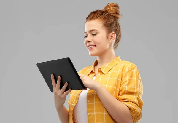 Červené vlasy dospívající dívka pomocí tabletového počítače — Stock fotografie