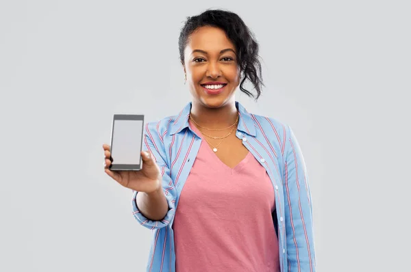 Happy african american woman showing smartphone — Stock Photo, Image