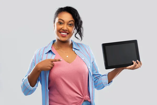 Feliz africana americana mujer mostrando tableta pc — Foto de Stock