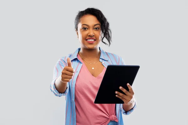 Happy african american woman showing thumbs up — Stock Photo, Image