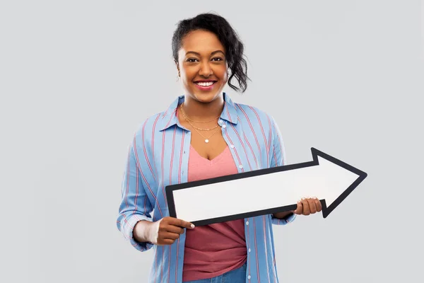 African american woman with rightwards arrow — Stock Photo, Image