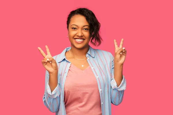 Mujer afroamericana feliz mostrando paz — Foto de Stock