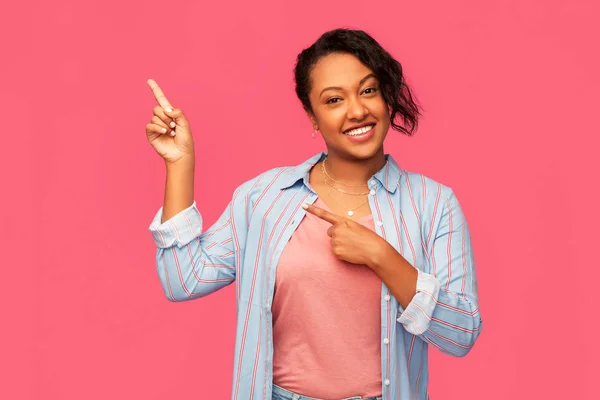 Lycklig afroamerikanska kvinna pekande finger upp — Stockfoto