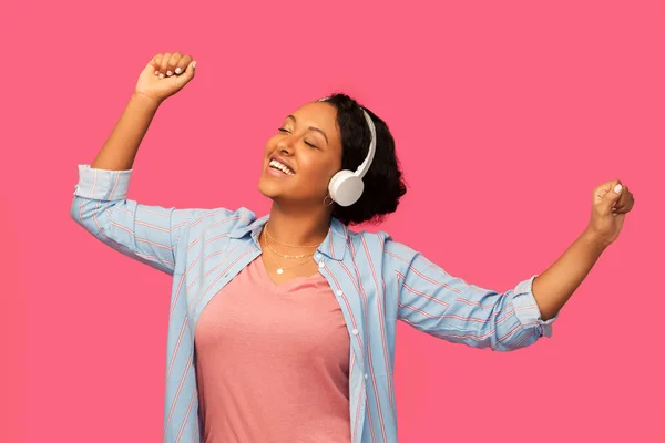 African woman in headphones listening to music — Stock Photo, Image