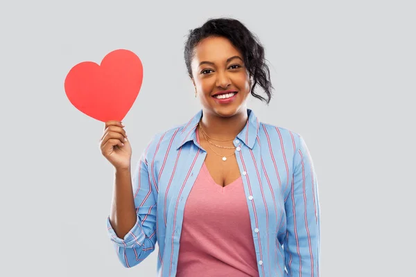 Mujer afro-americana feliz con corazón rojo Fotos De Stock