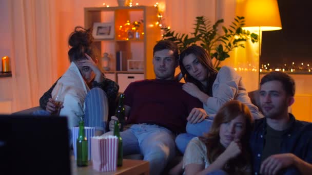 Freunde mit Bier und Popcorn vor dem heimischen Fernseher — Stockvideo