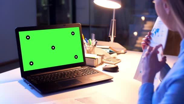 Empresária com tela verde no laptop à noite — Vídeo de Stock