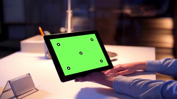 Donna d'affari con schermo verde su tablet pc — Video Stock