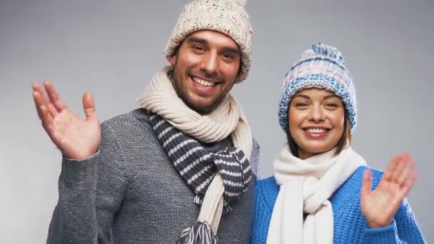 Casal feliz em roupas de inverno acenando as mãos — Vídeo de Stock