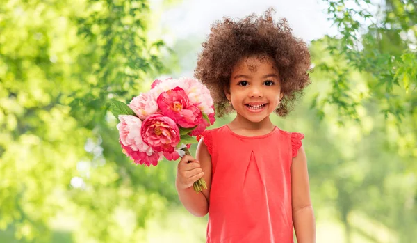 Menina americana africana feliz com flores — Fotografia de Stock