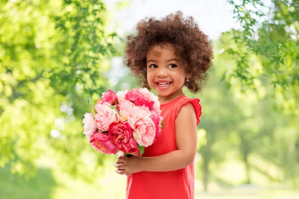 Szczęśliwy african american dziewczynka z kwiatami — Zdjęcie stockowe