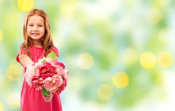 Glad röd korthårig flicka med blommor — Stockfoto