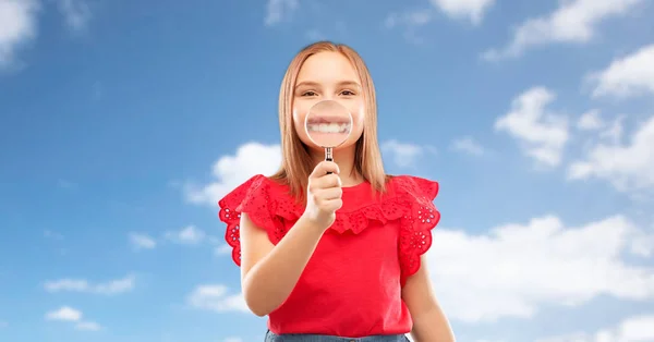 Menina feliz com lupa sobre os dentes — Fotografia de Stock
