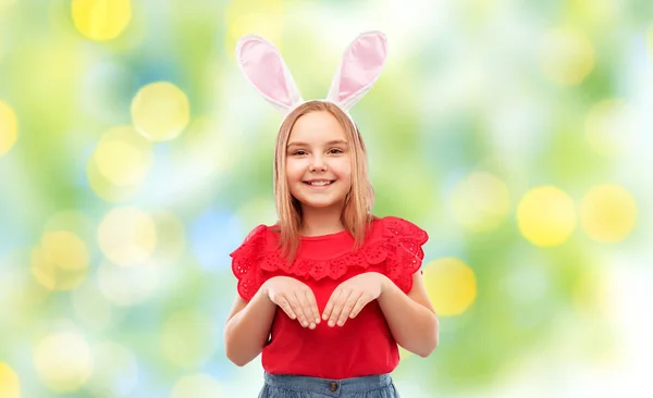 Glad flicka klädd påsk bunny öron pannband — Stockfoto