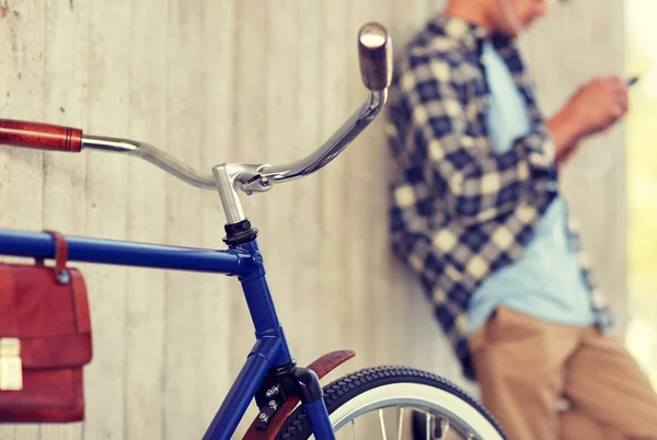 Homem com bicicleta de engrenagem fixa na rua — Fotografia de Stock