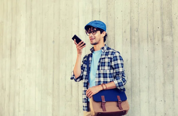 음성 명령을 사용 하 여 또는 smartphone에 전화 하는 남자 — 스톡 사진