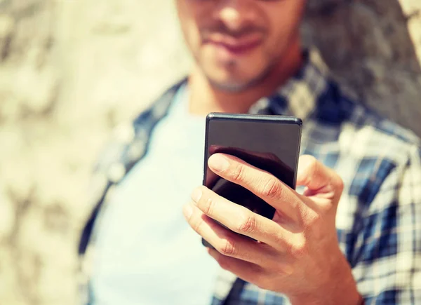 Uomo con smartphone sms all'aperto — Foto Stock